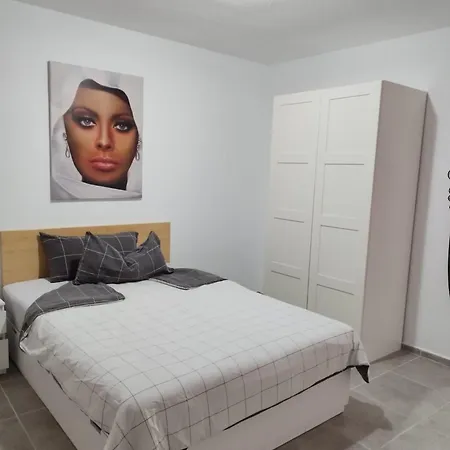 Apartment Mit Schoener Aussicht Und Balkon *